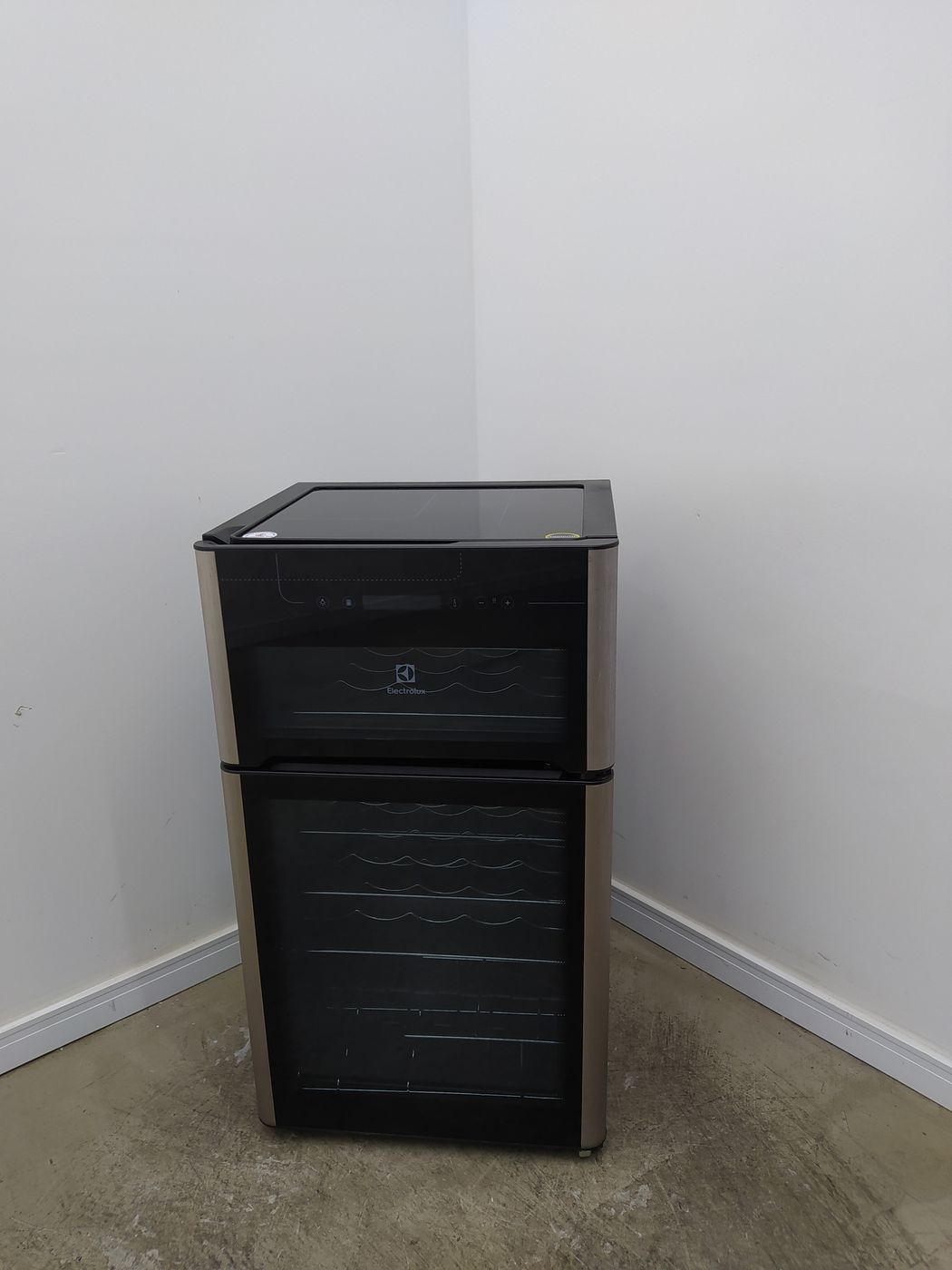 ADEGA ELECTROLUX VINHOS 2 PORTAS ACD29 29 GAR