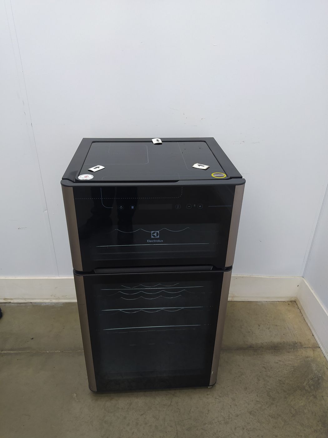 ADEGA ELECTROLUX VINHOS 2 PORTAS ACD29 29 GAR