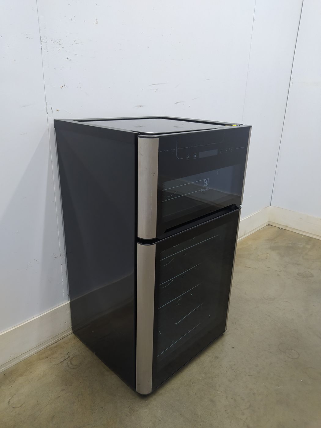 ADEGA ELECTROLUX VINHOS 2 PORTAS ACD29 29 GAR