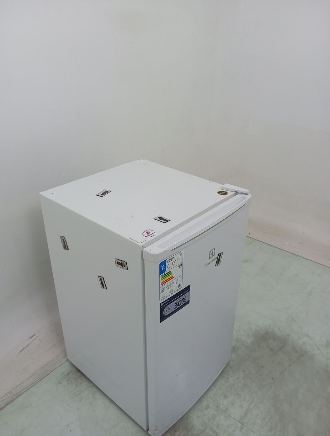 FRIGOBAR ELECTROLUX EM120 - Frigobar Electrol