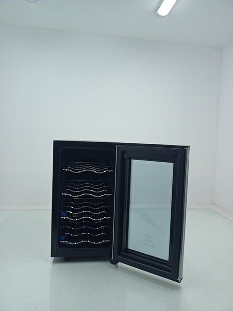ADEGA ELECTROLUX ACB08 1 PORTA 8 GARRAFAS - I