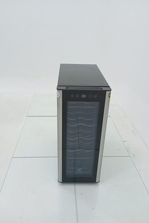 ADEGA ELECTROLUX ACS12 VINHOS UMA PORTA ACS12