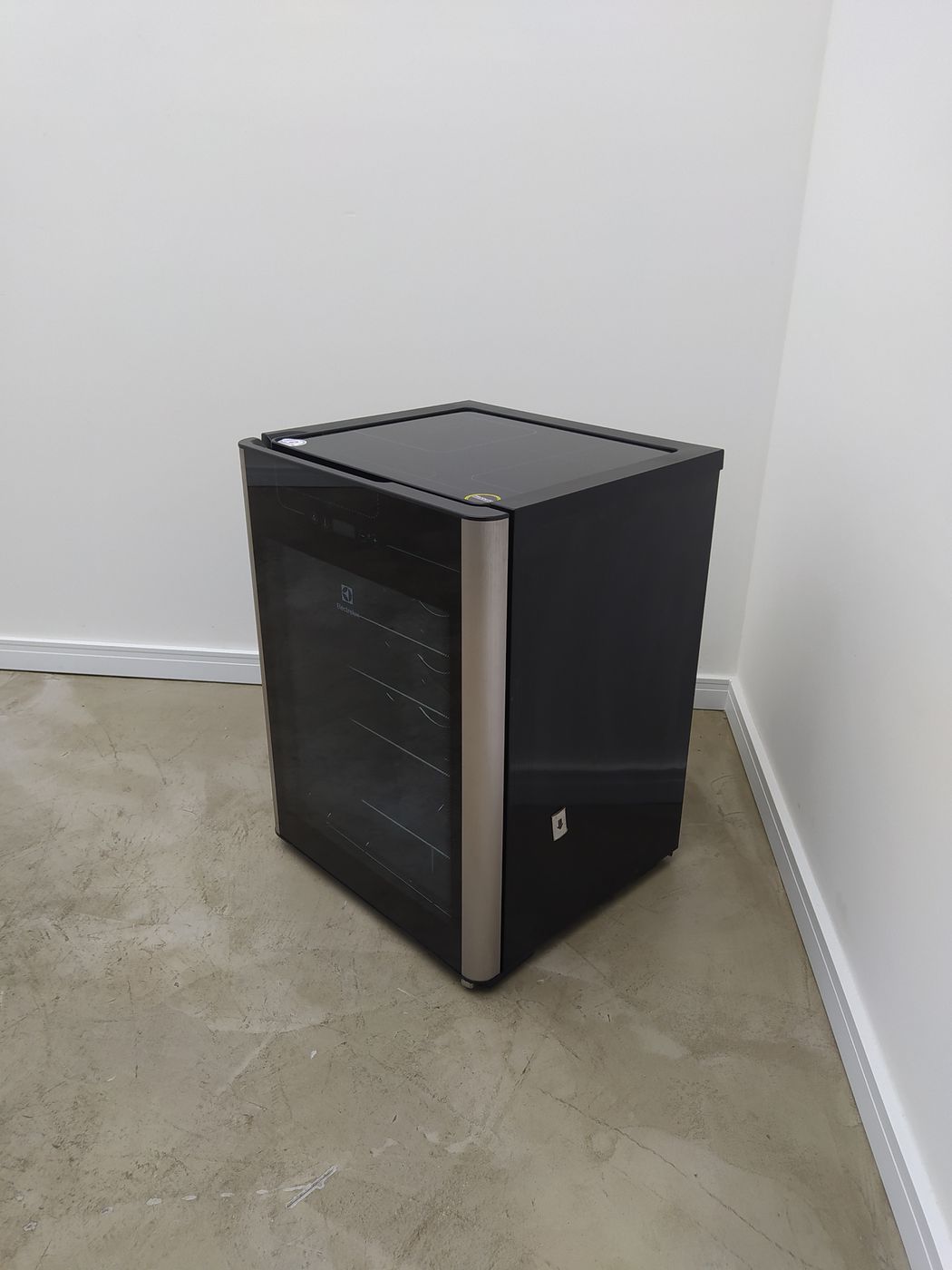 ADEGA ELECTROLUX VINHOS 1 PORTA ACS24 24 GARR