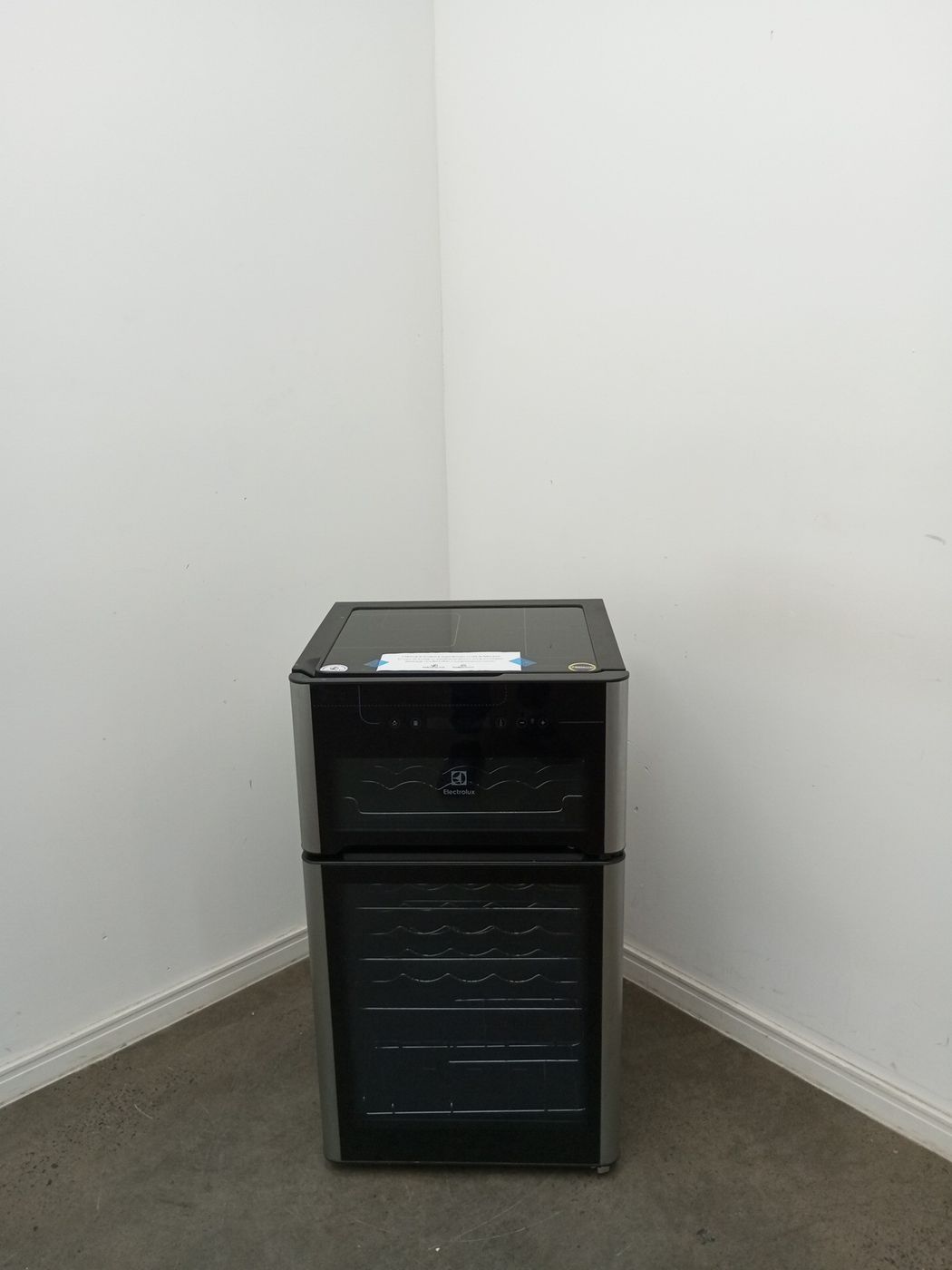 ADEGA ELECTROLUX VINHOS 2 PORTAS ACD29 29 GAR