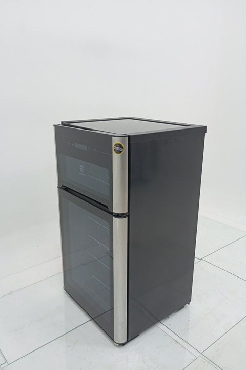 ADEGA ELECTROLUX VINHOS 2 PORTAS ACD29 29 GAR