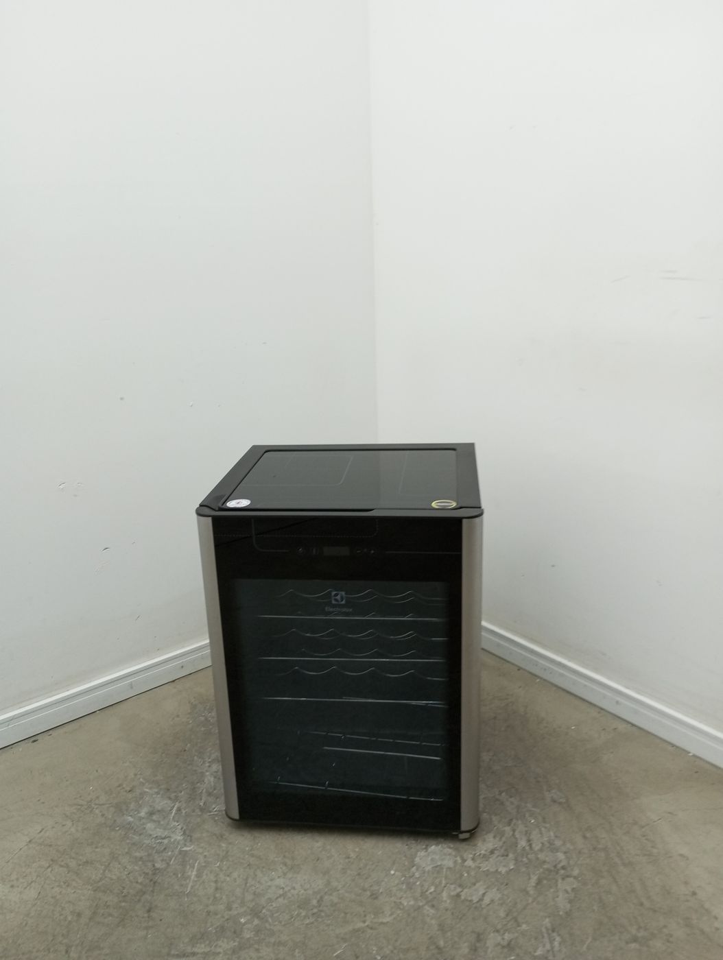 ADEGA ELECTROLUX VINHOS 1 PORTA ACS24 24 GARR