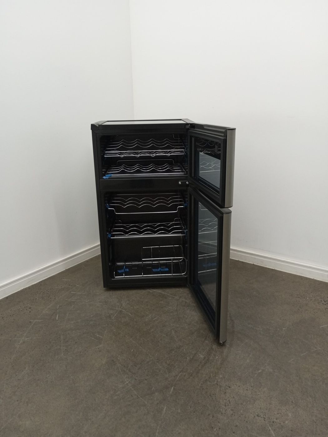 ADEGA ELECTROLUX VINHOS 2 PORTAS ACD29 29 GAR