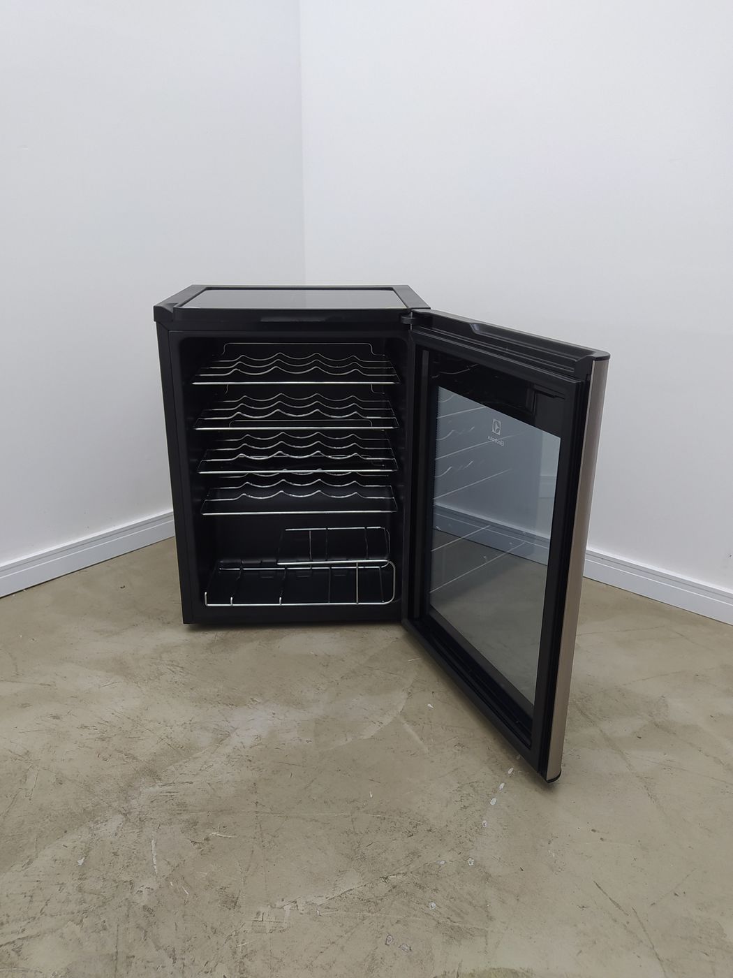 ADEGA ELECTROLUX VINHOS 1 PORTA ACS24 24 GARR