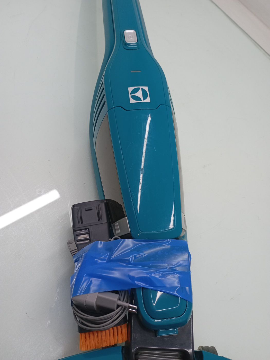 ASPIRADOR ELECTROLUX ERG22 DE PO VERTICAL SEM