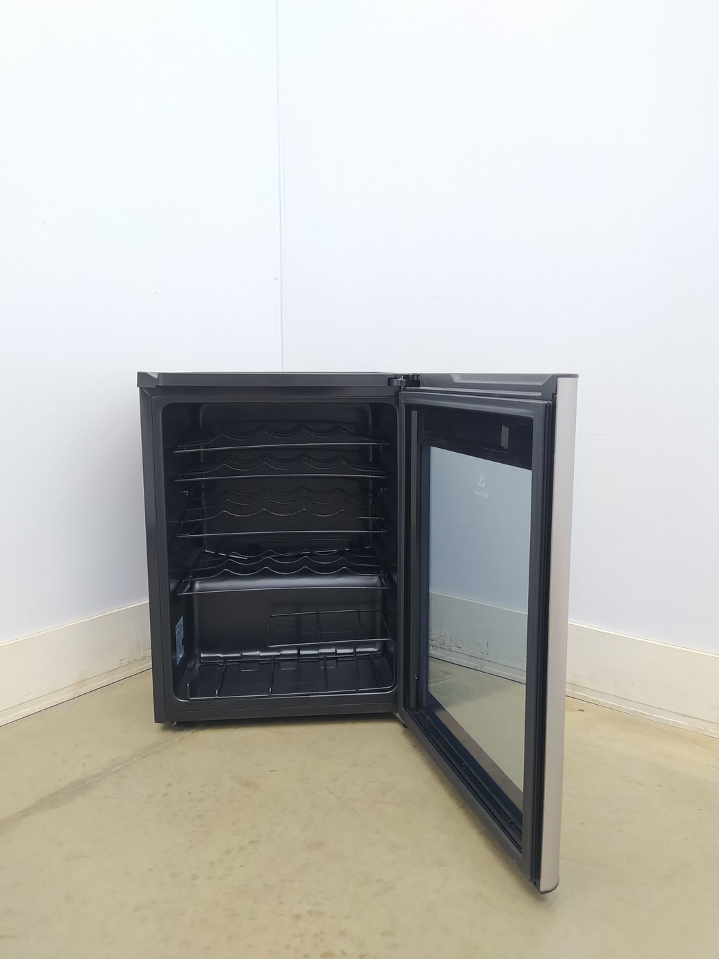 ADEGA ELECTROLUX VINHOS 1 PORTA ACS24 24 GARR