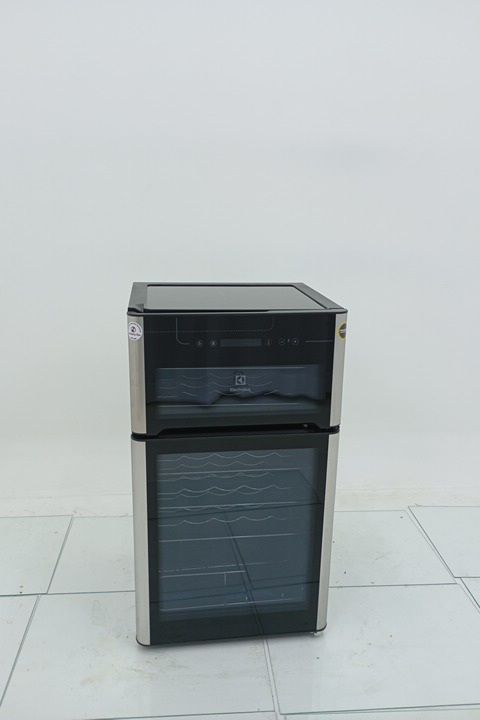 ADEGA ELECTROLUX VINHOS 2 PORTAS ACD29 29 GAR