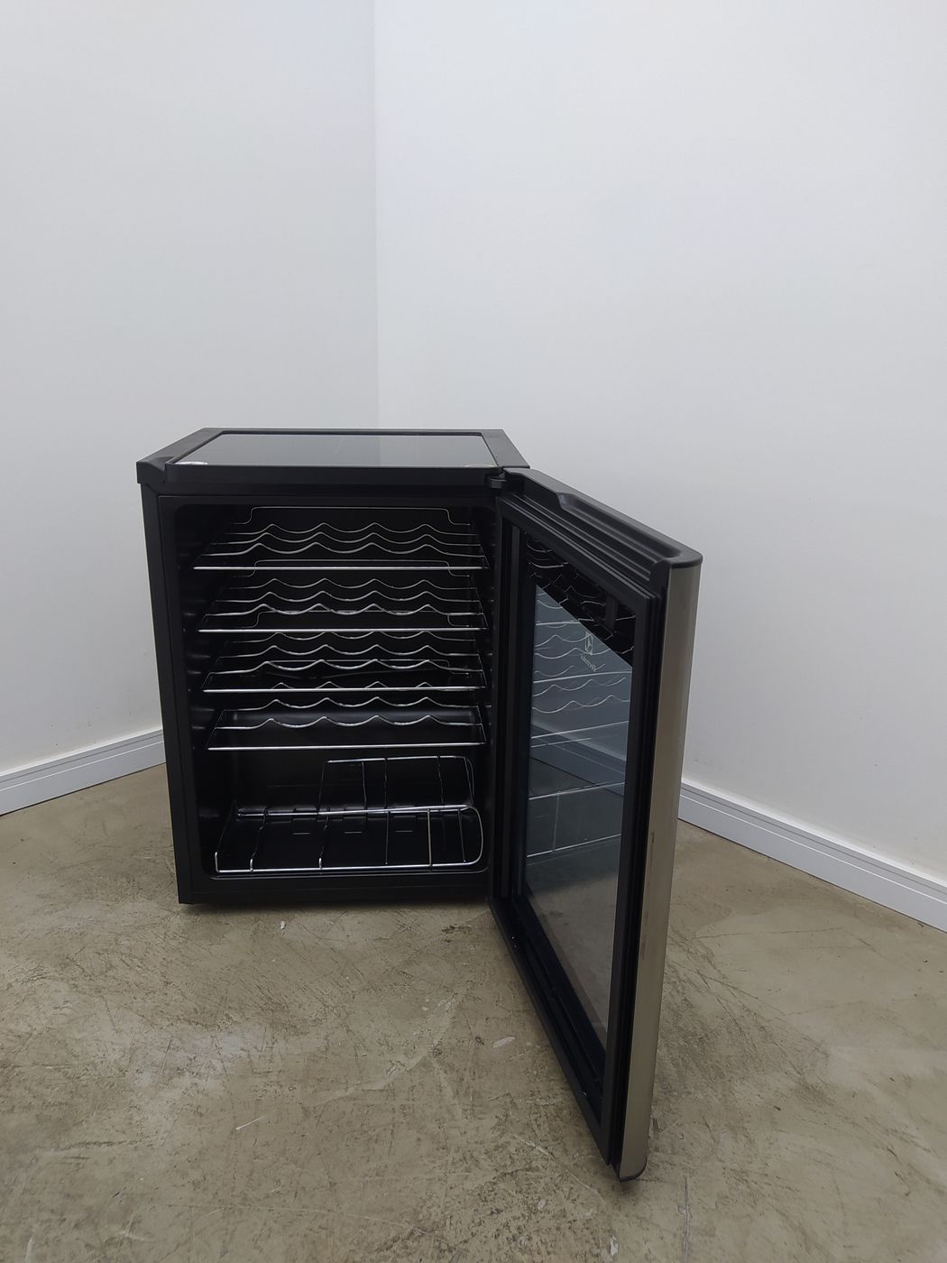 ADEGA ELECTROLUX VINHOS 1 PORTA ACS24 24 GARR