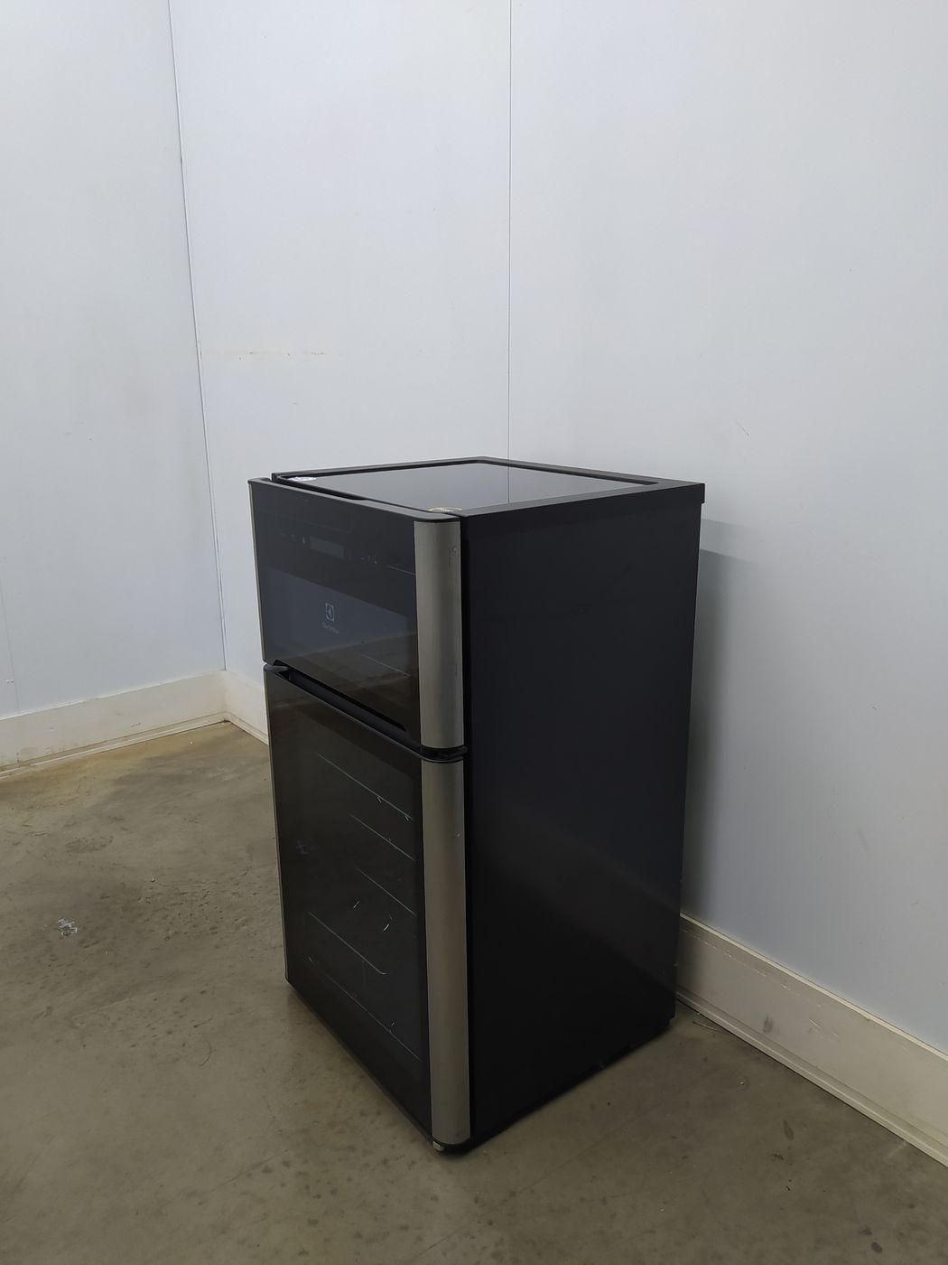 ADEGA ELECTROLUX VINHOS 2 PORTAS ACD29 29 GAR
