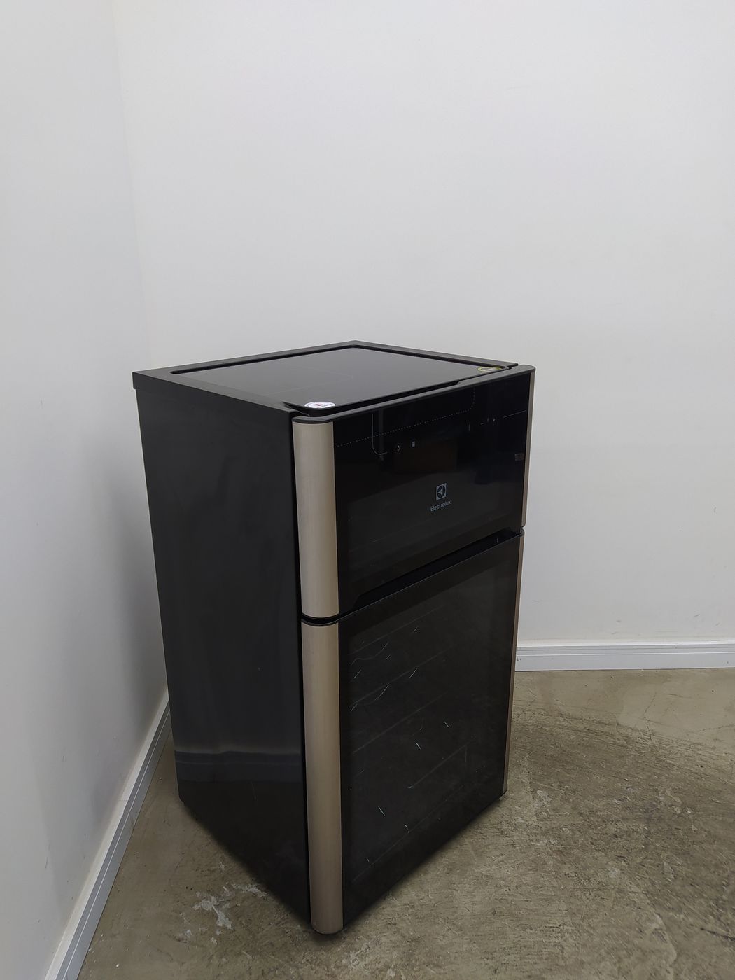 ADEGA ELECTROLUX VINHOS 2 PORTAS ACD29 29 GAR