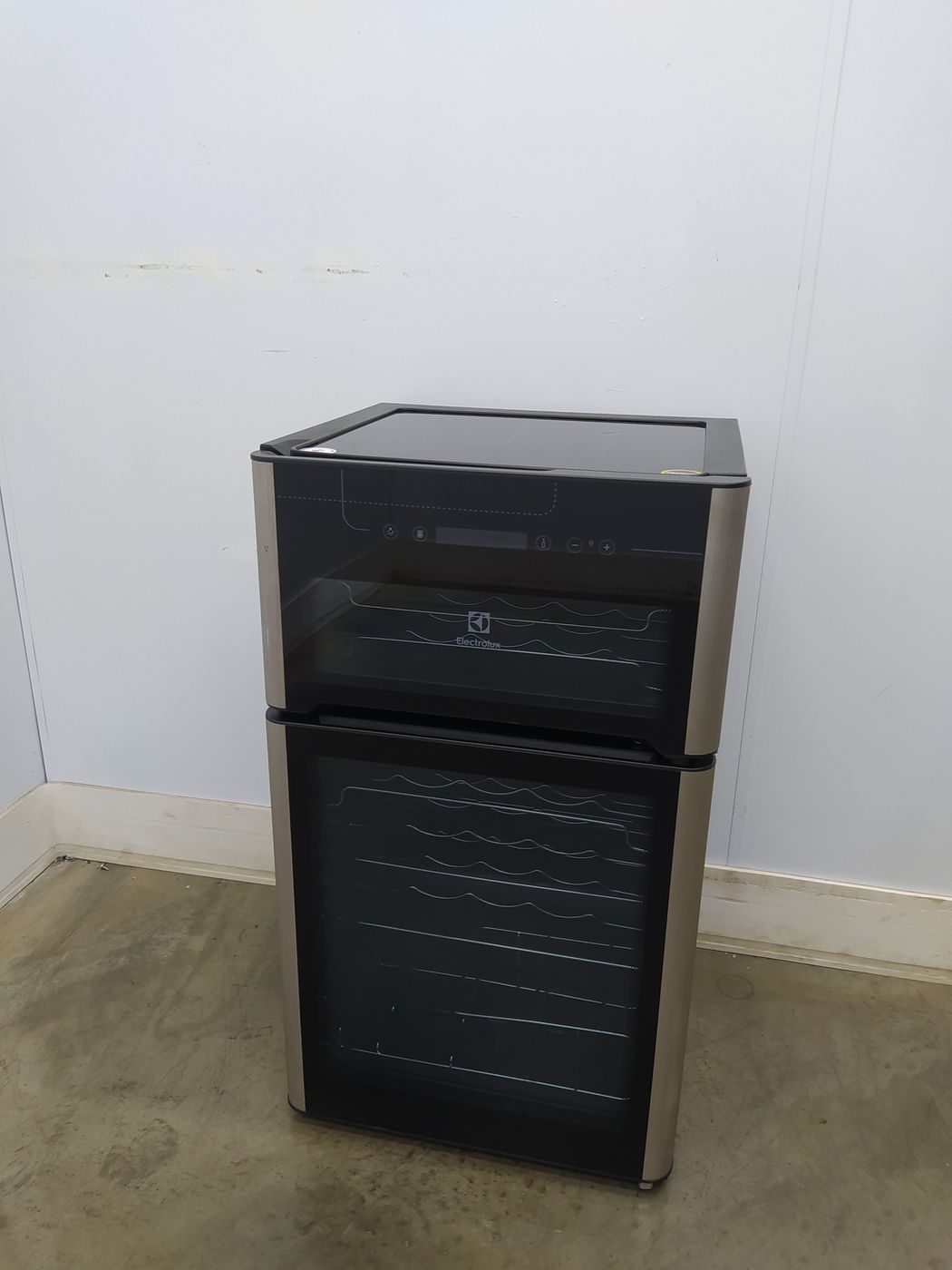 ADEGA ELECTROLUX VINHOS 2 PORTAS ACD29 29 GAR