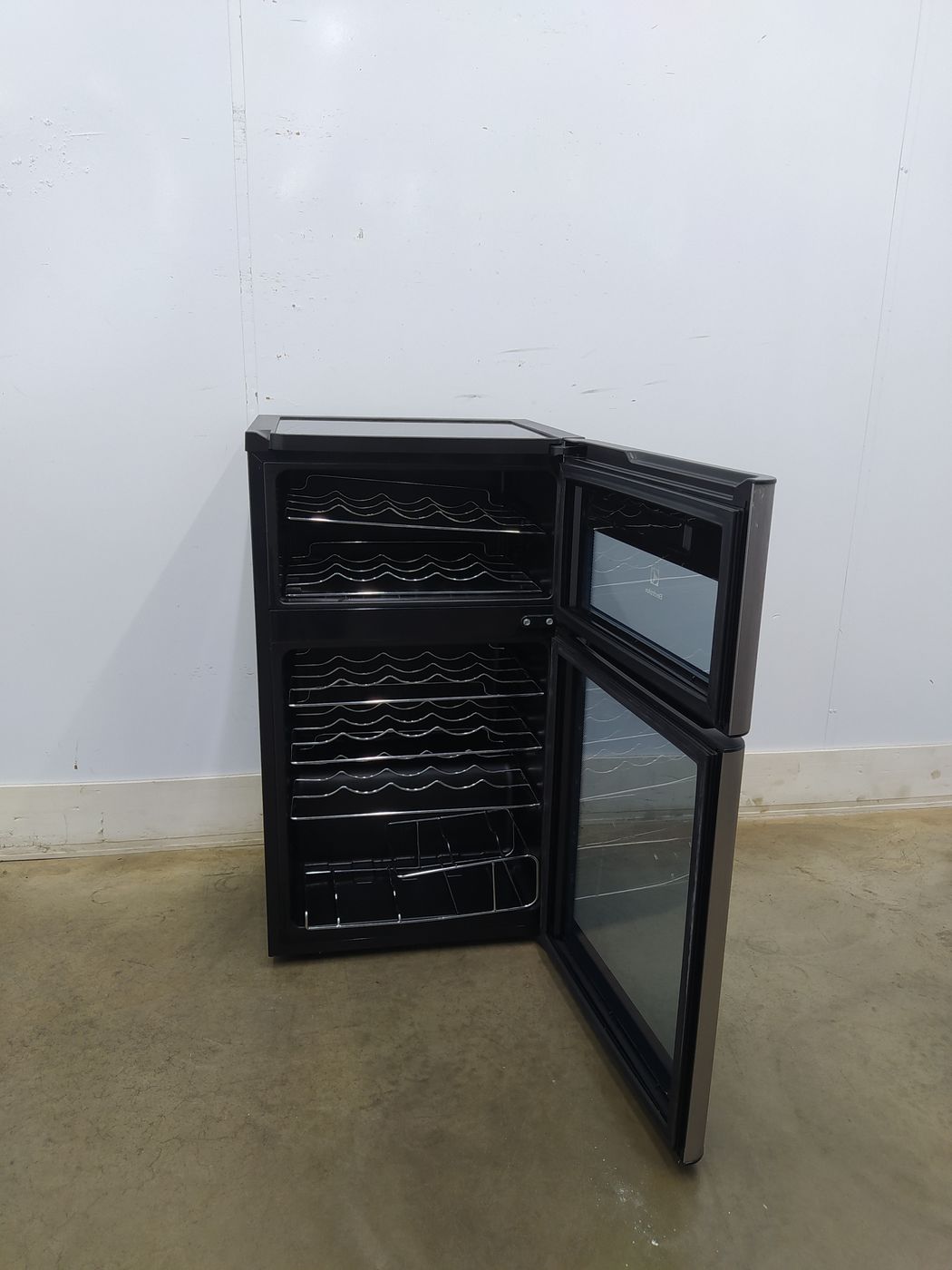 ADEGA ELECTROLUX VINHOS 2 PORTAS ACD29 29 GAR
