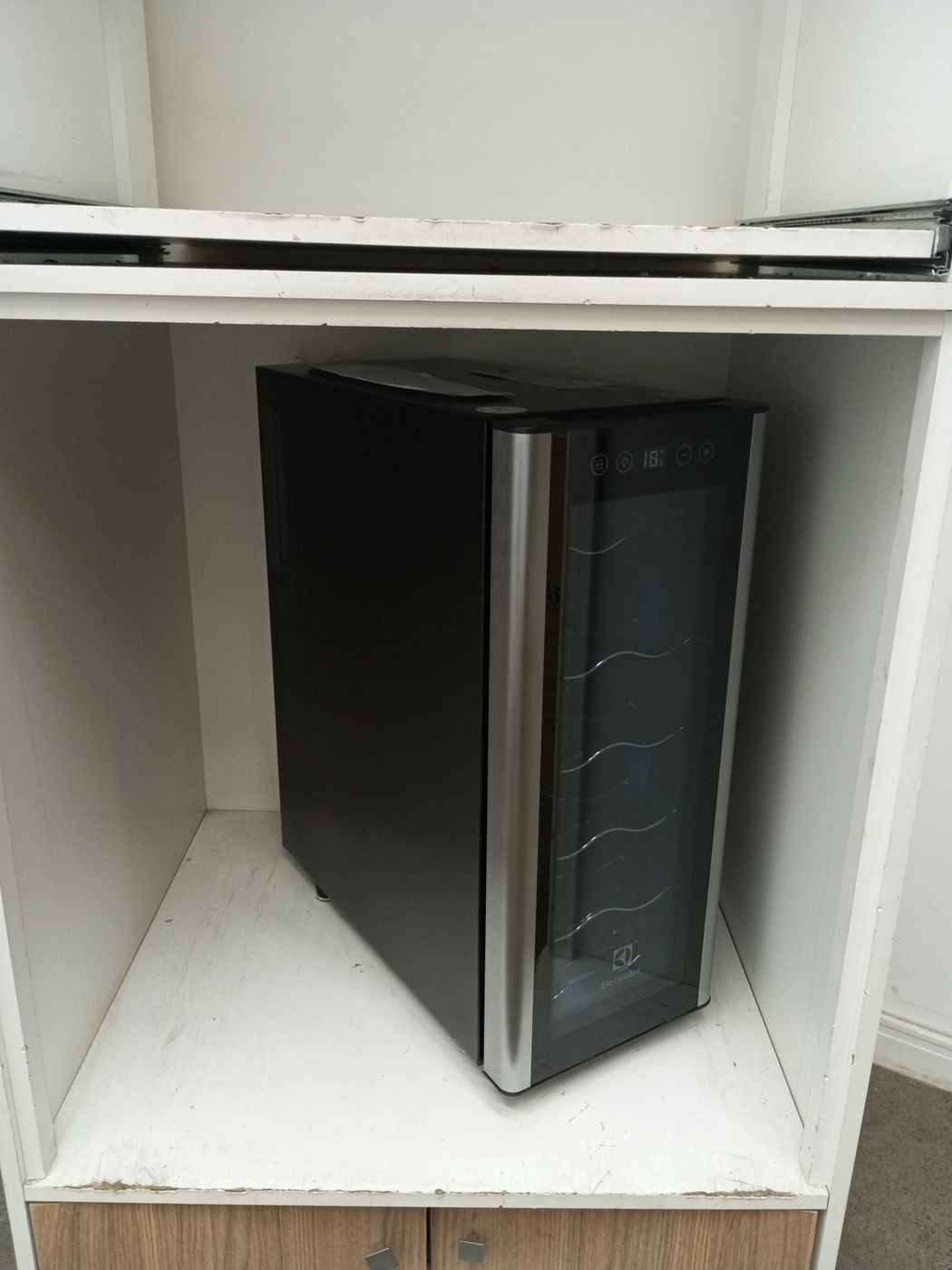 ADEGA ELECTROLUX ACS12 VINHOS UMA PORTA ACS12