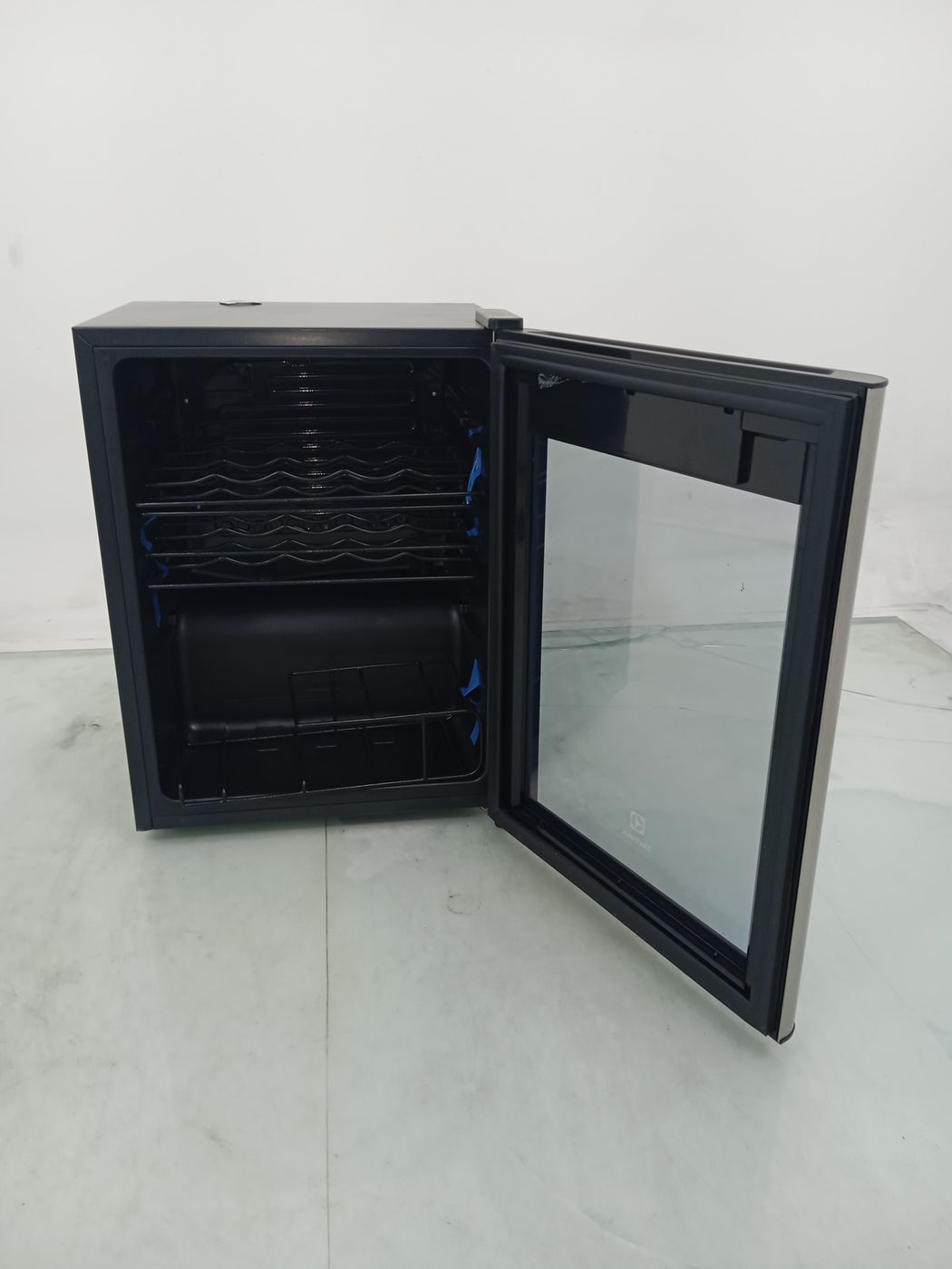 ADEGA ELECTROLUX WSF24 - Adega Electrolux WSF