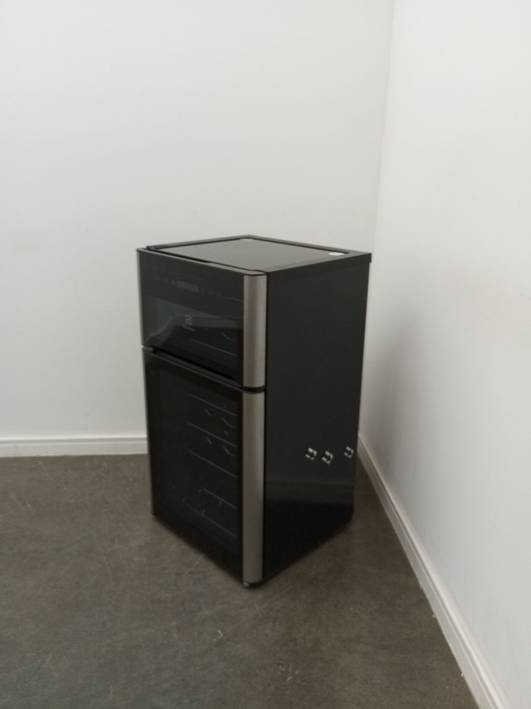 ADEGA ELECTROLUX VINHOS 2 PORTAS ACD29 29 GAR