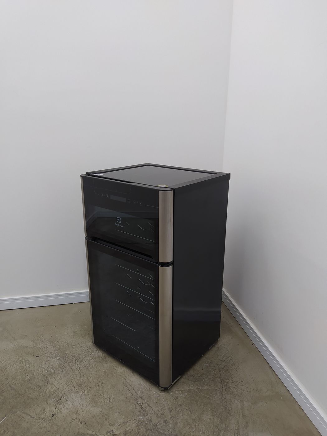 ADEGA ELECTROLUX VINHOS 2 PORTAS ACD29 29 GAR
