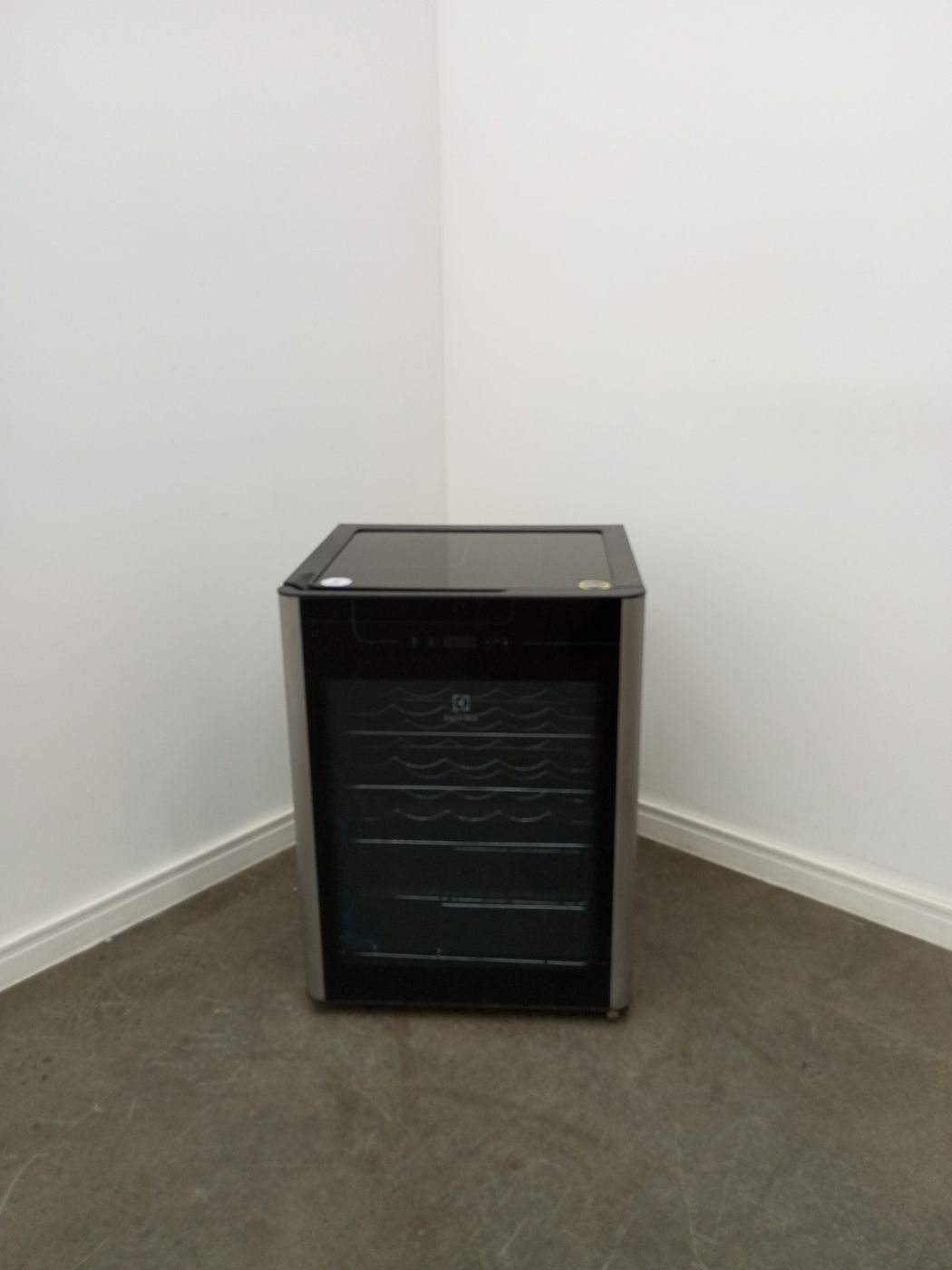 ADEGA ELECTROLUX VINHOS 1 PORTA ACS24 24 GARR