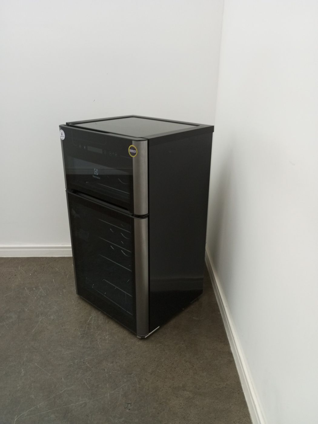 ADEGA ELECTROLUX VINHOS 2 PORTAS ACD29 29 GAR