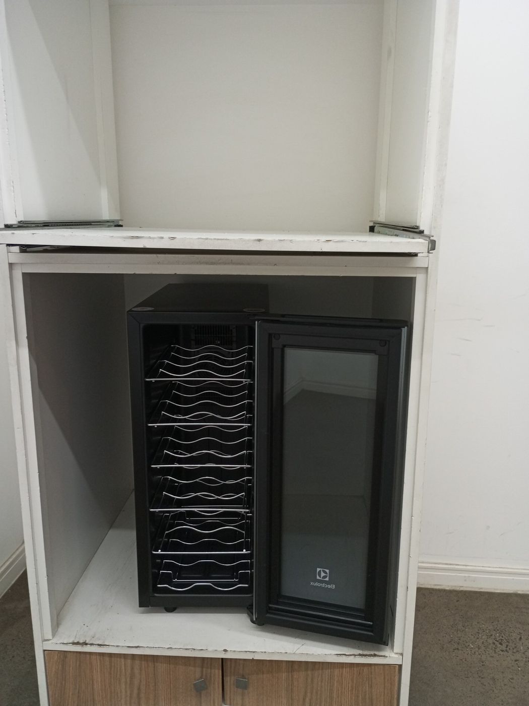 ADEGA ELECTROLUX ACS12 VINHOS UMA PORTA ACS12