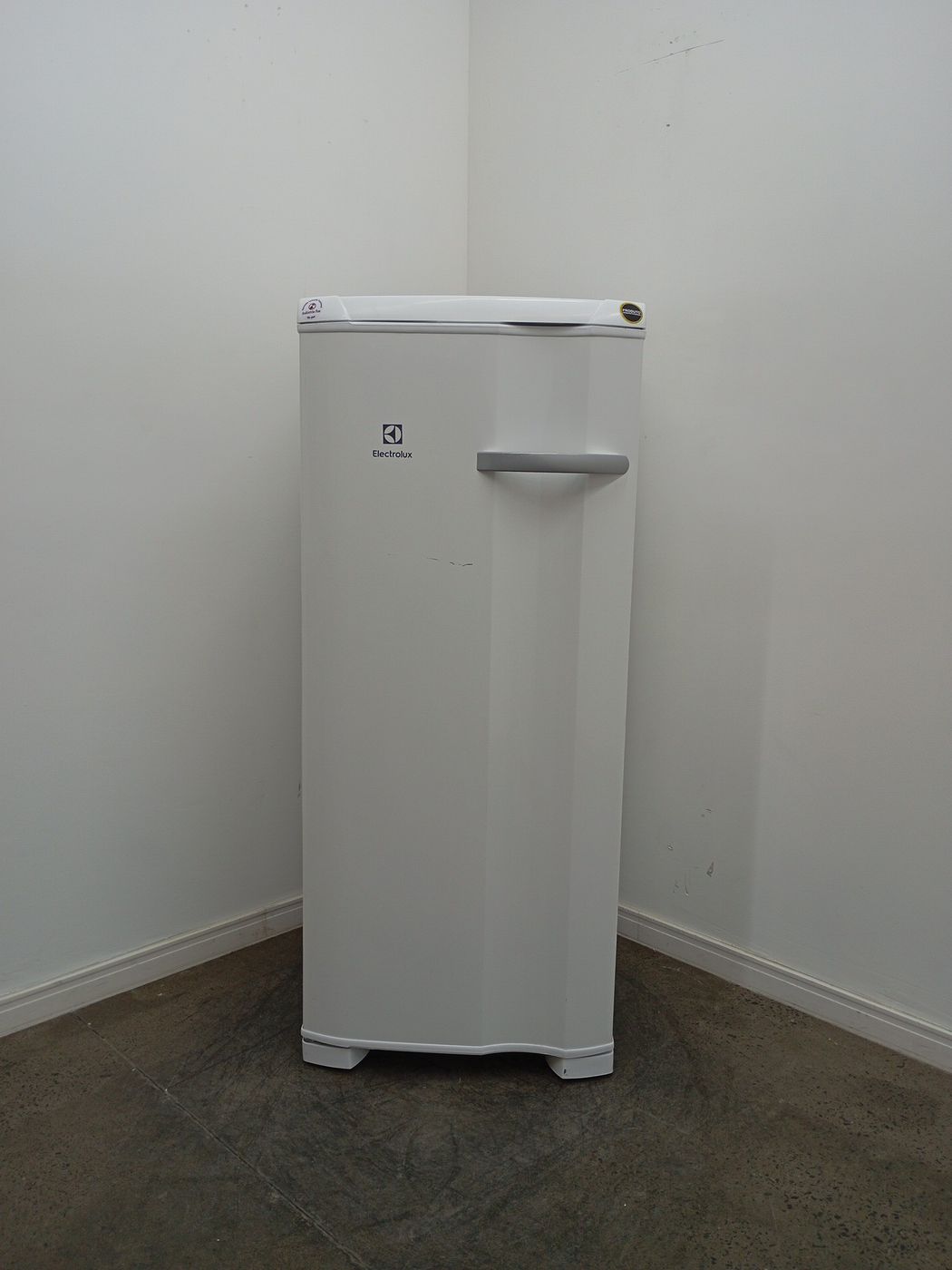 Freezer Electrolux Fe19 Vertical Cycle Defrost Uma Porta 162l Branco