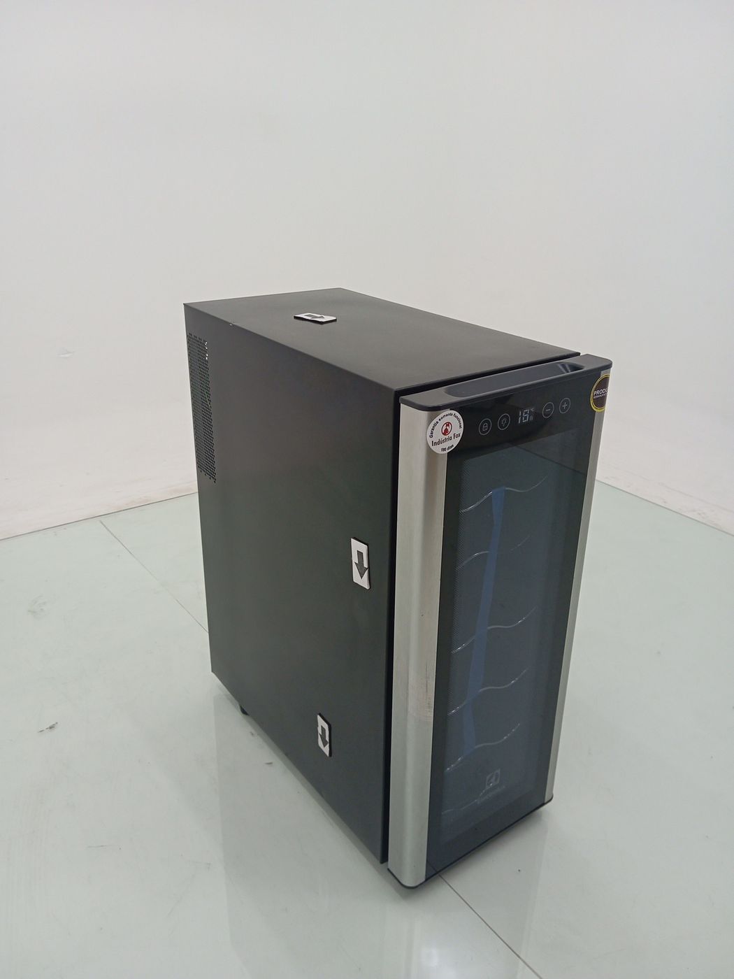 ADEGA ELECTROLUX ACS12 VINHOS UMA PORTA ACS12