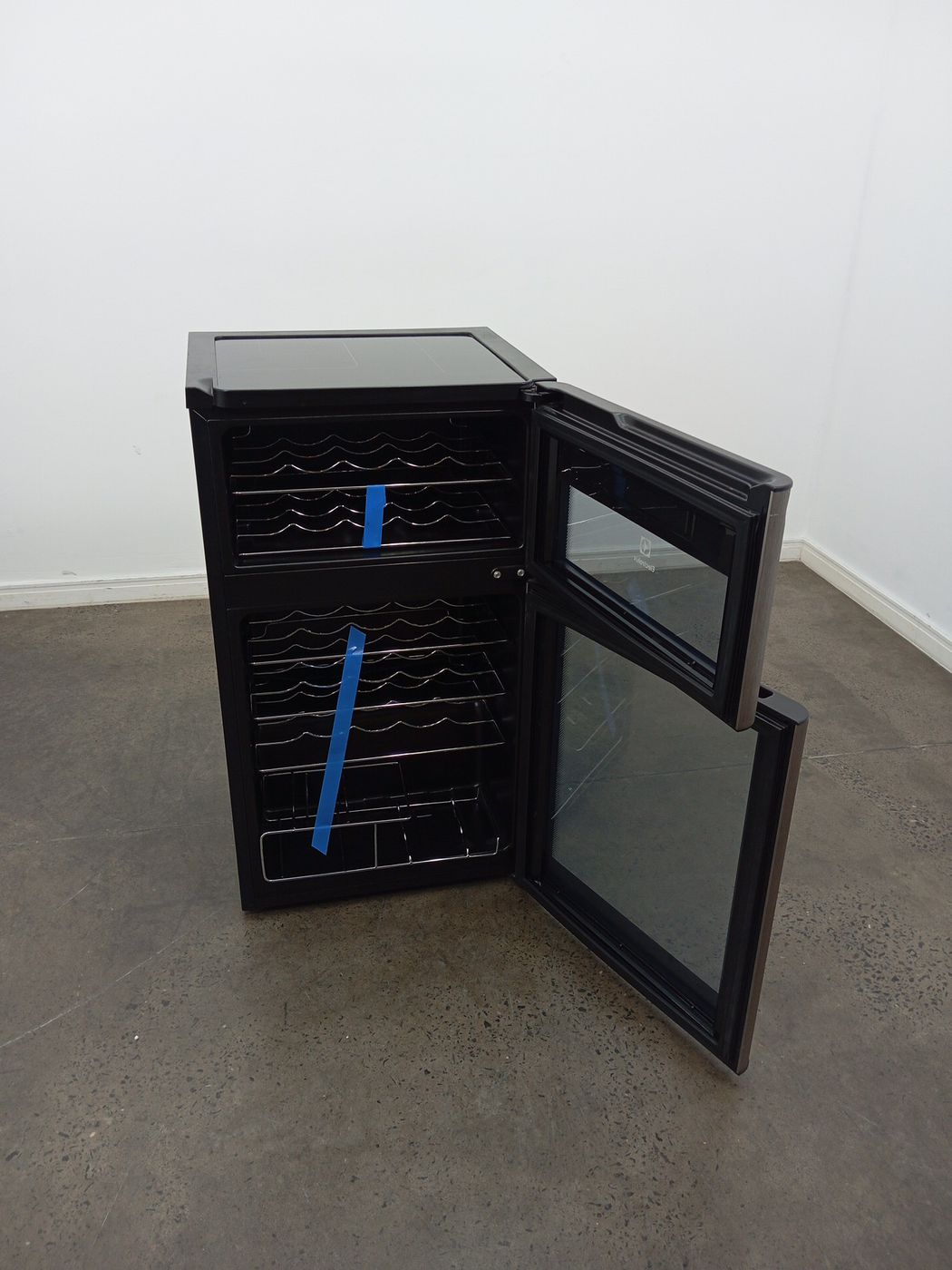 ADEGA ELECTROLUX VINHOS 2 PORTAS ACD29 29 GAR