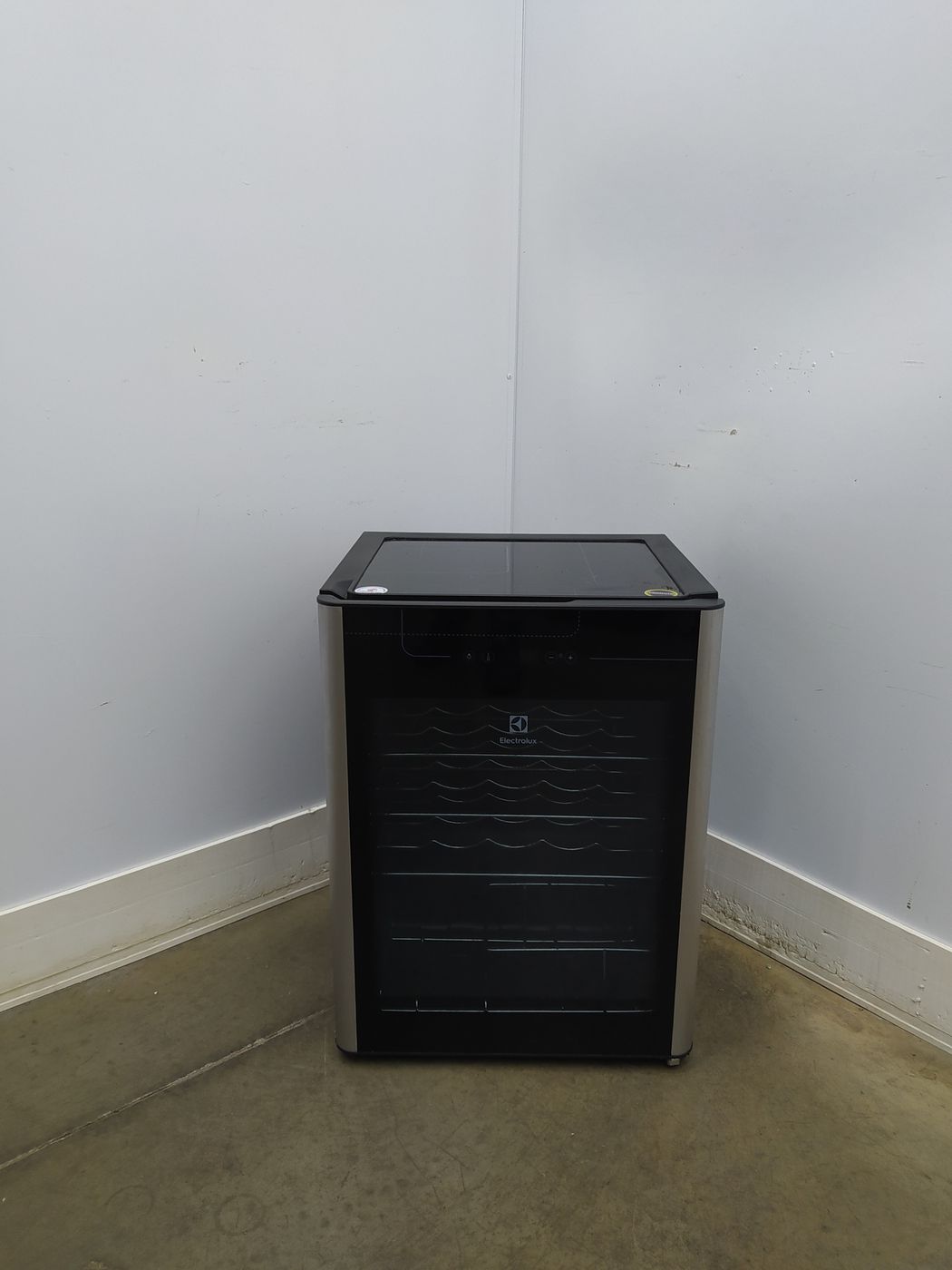 ADEGA ELECTROLUX VINHOS 1 PORTA ACS24 24 GARR