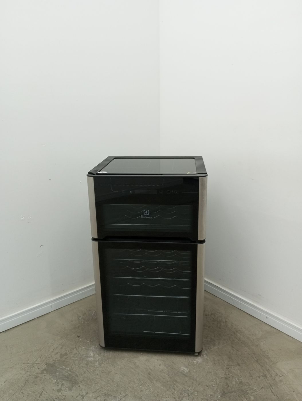ADEGA ELECTROLUX VINHOS 2 PORTAS ACD29 29 GAR