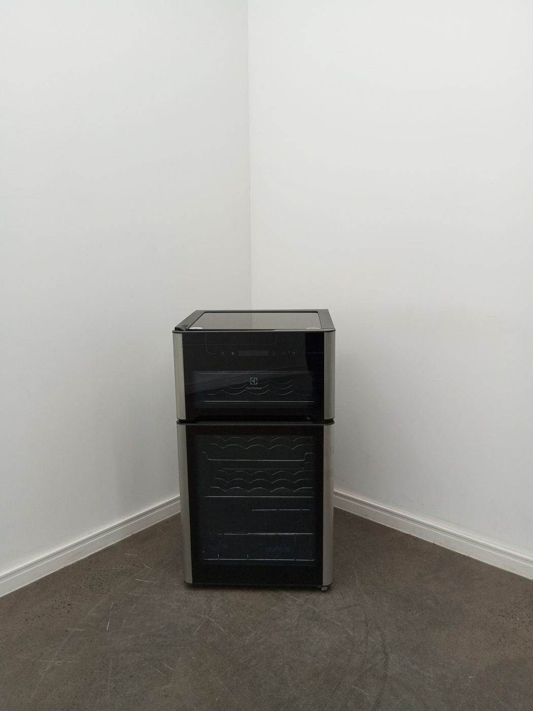 ADEGA ELECTROLUX VINHOS 2 PORTAS ACD29 29 GAR
