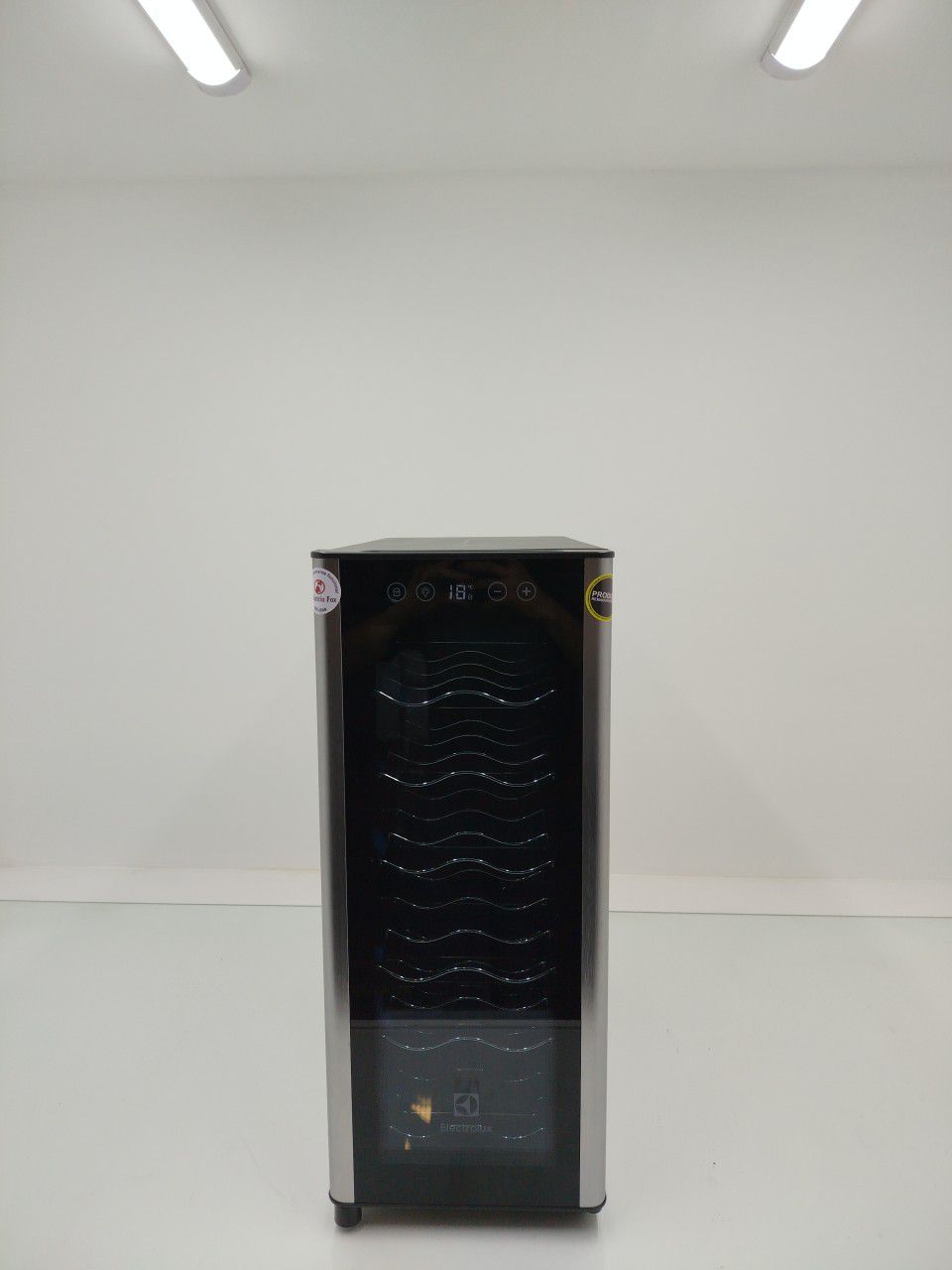 ADEGA ELECTROLUX ACS12 VINHOS UMA PORTA ACS12