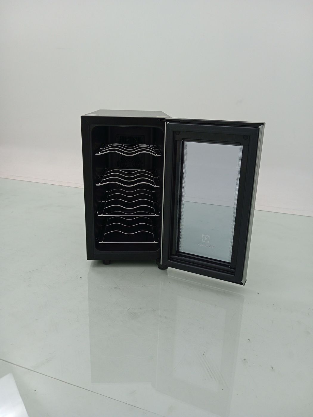 ADEGA ELECTROLUX 8 GARRAFAS 1 PORTA ACB08  - 