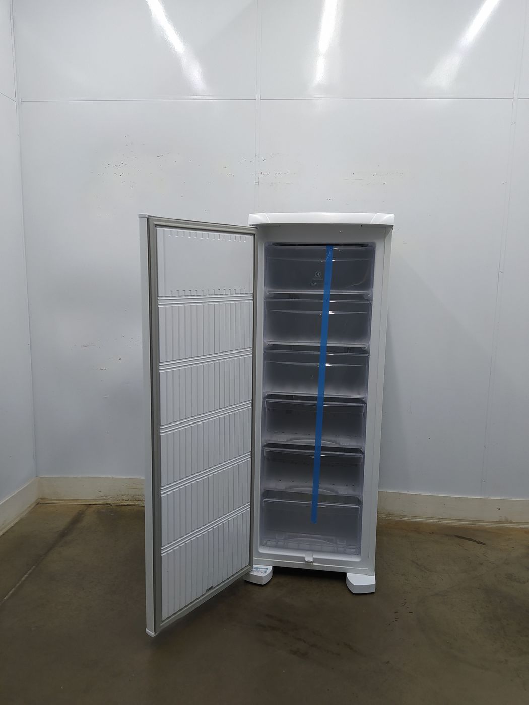 Freezer Electrolux Fe23 Vertical Cycle Defrost Uma Porta 197l Branco