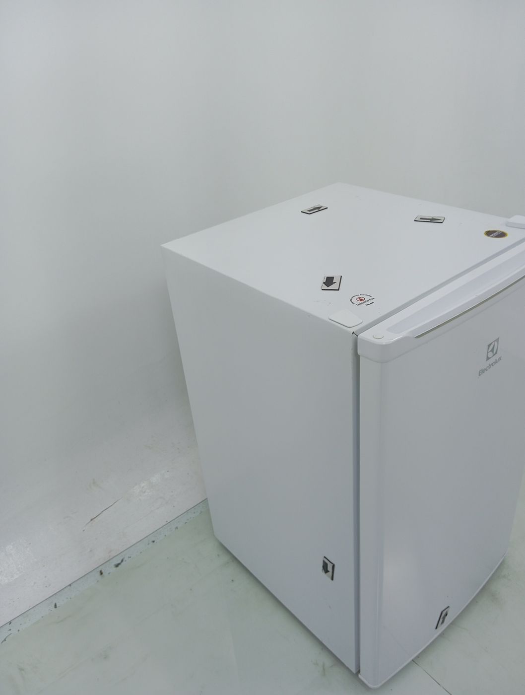 FRIGOBAR ELECTROLUX EM120 - Frigobar Electrol