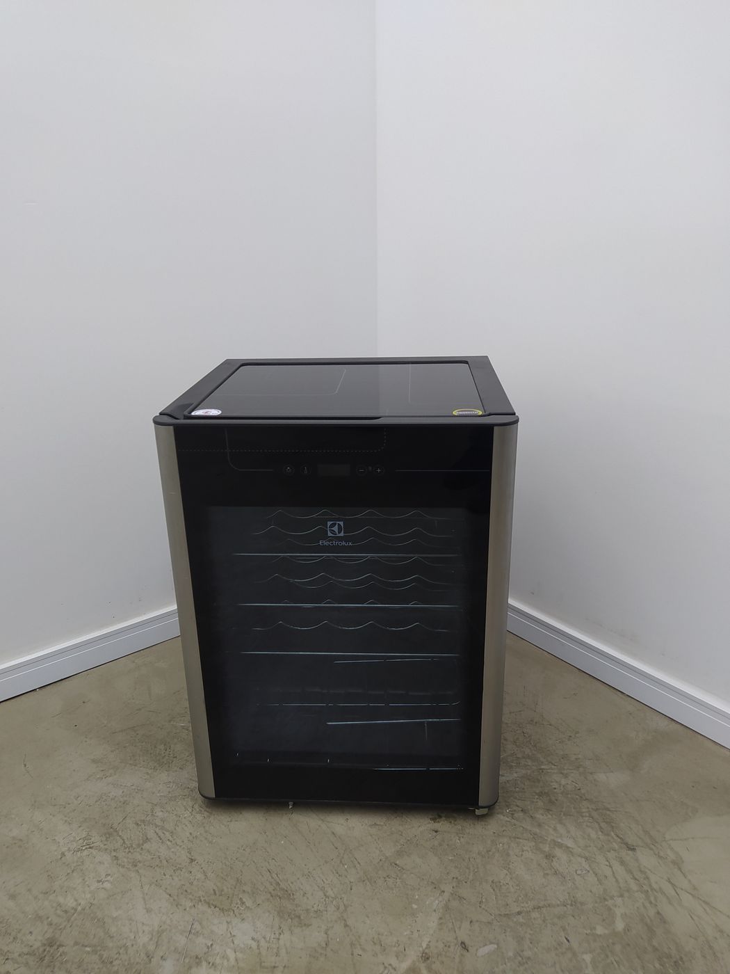 ADEGA ELECTROLUX VINHOS 1 PORTA ACS24 24 GARR