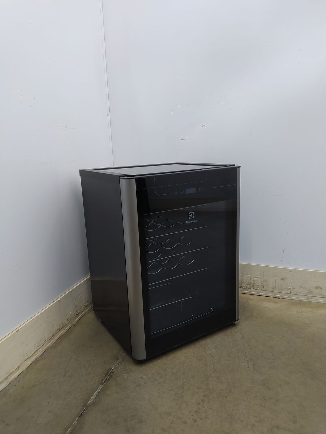 ADEGA ELECTROLUX VINHOS 1 PORTA ACS24 24 GARR