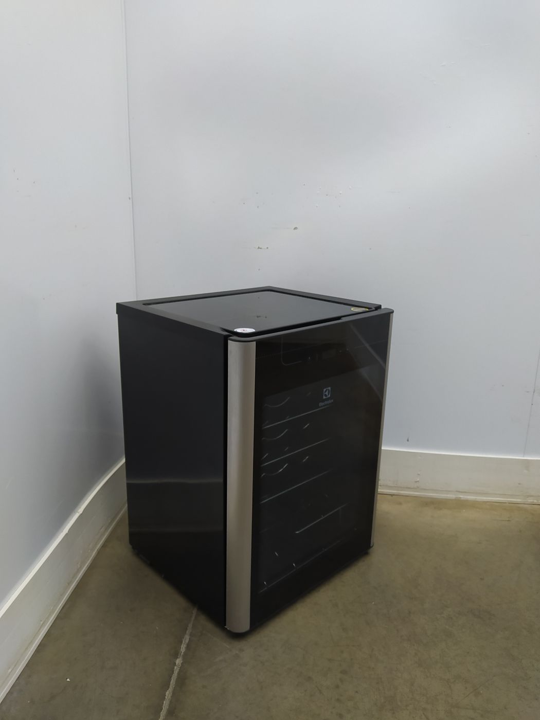 ADEGA ELECTROLUX VINHOS 1 PORTA ACS24 24 GARR
