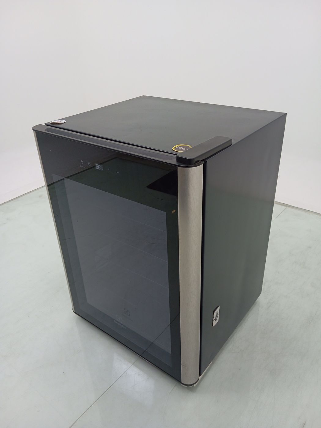 ADEGA ELECTROLUX WSF24 - Adega Electrolux WSF