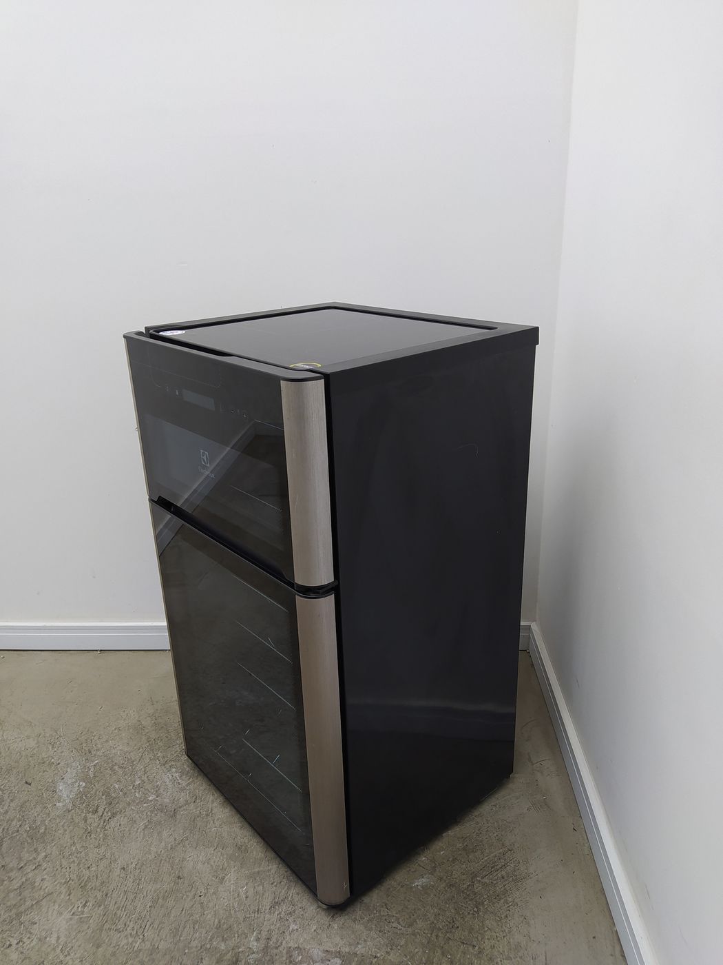 ADEGA ELECTROLUX VINHOS 2 PORTAS ACD29 29 GAR