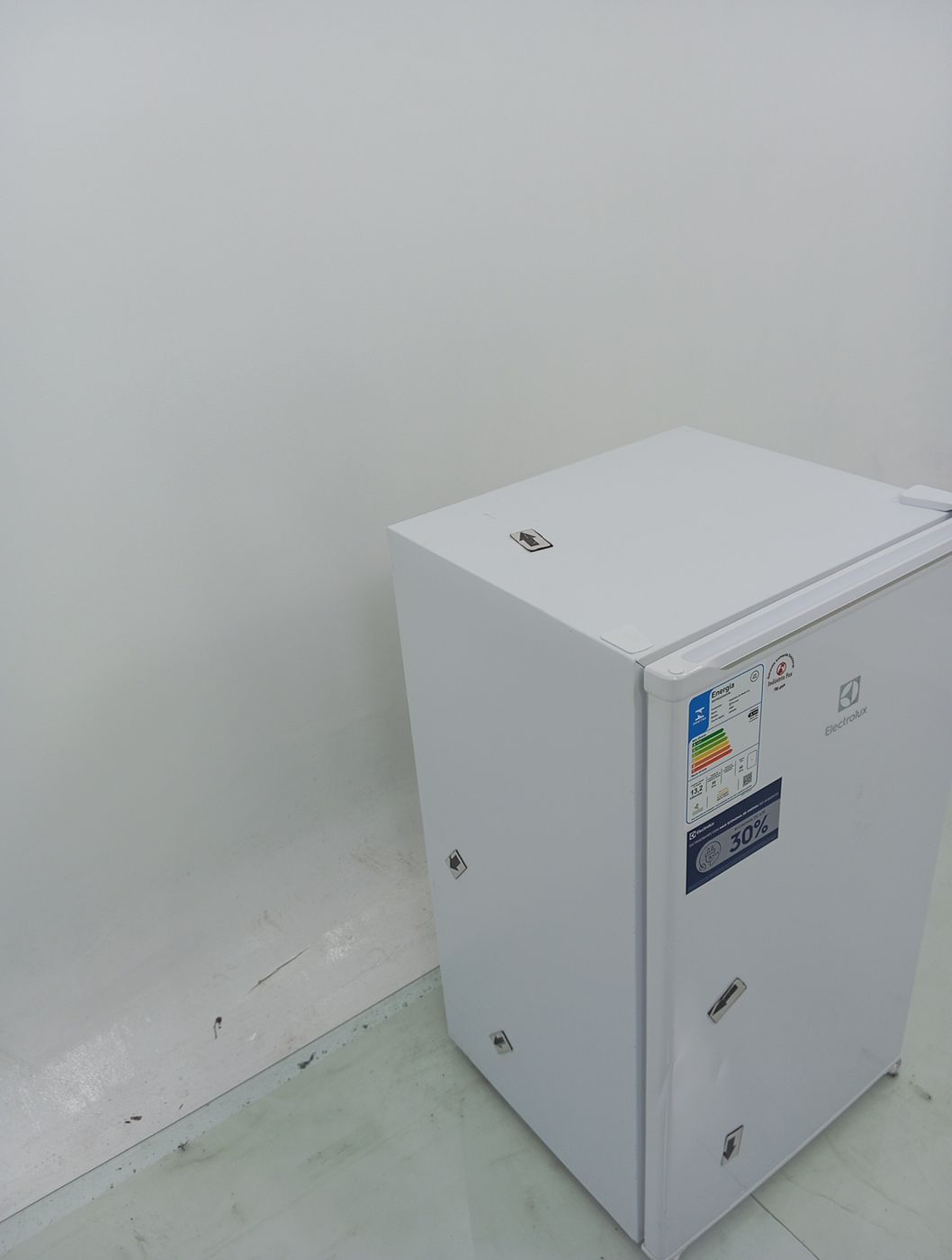 FRIGOBAR ELECTROLUX EM90 90L EFFICIENT COM CO