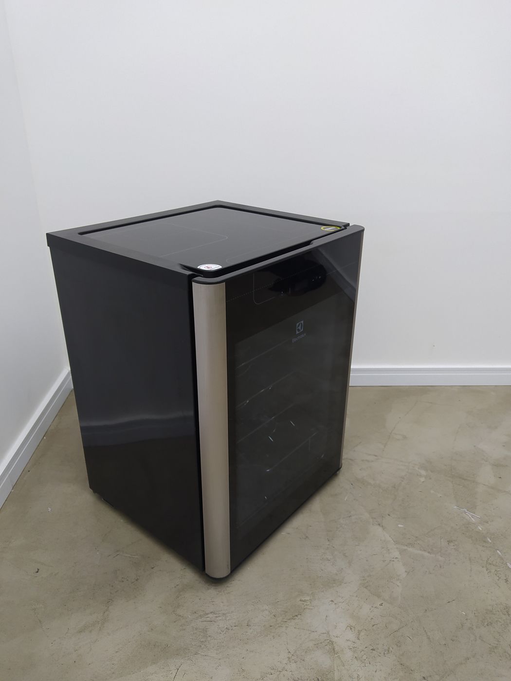 ADEGA ELECTROLUX VINHOS 1 PORTA ACS24 24 GARR