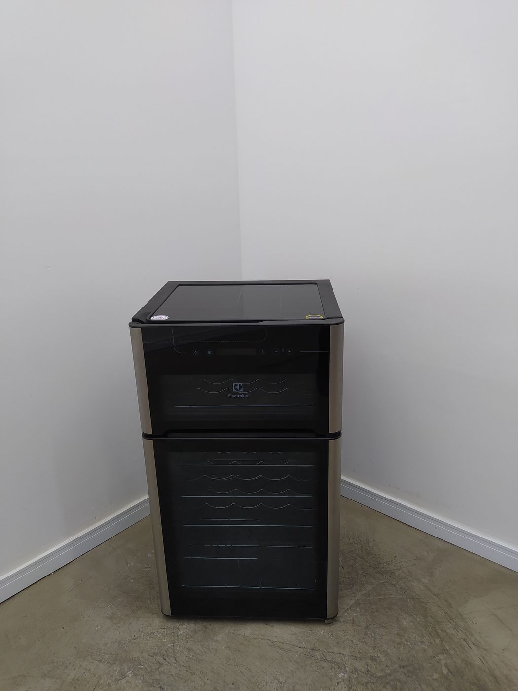 ADEGA ELECTROLUX VINHOS 2 PORTAS ACD29 29 GAR