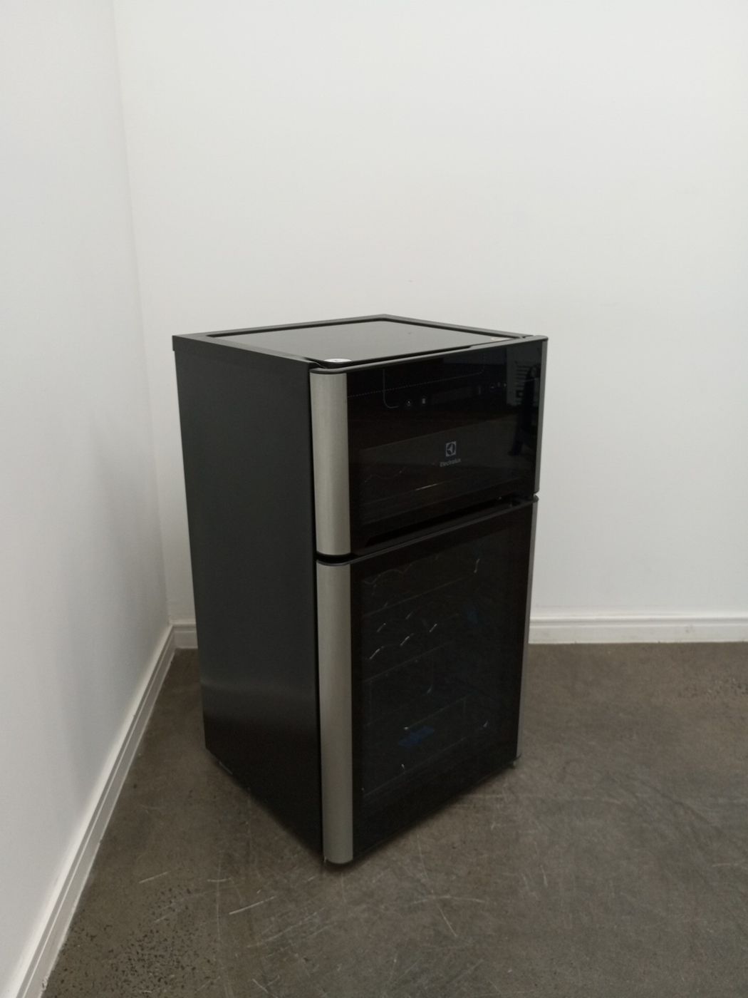 ADEGA ELECTROLUX VINHOS 2 PORTAS ACD29 29 GAR