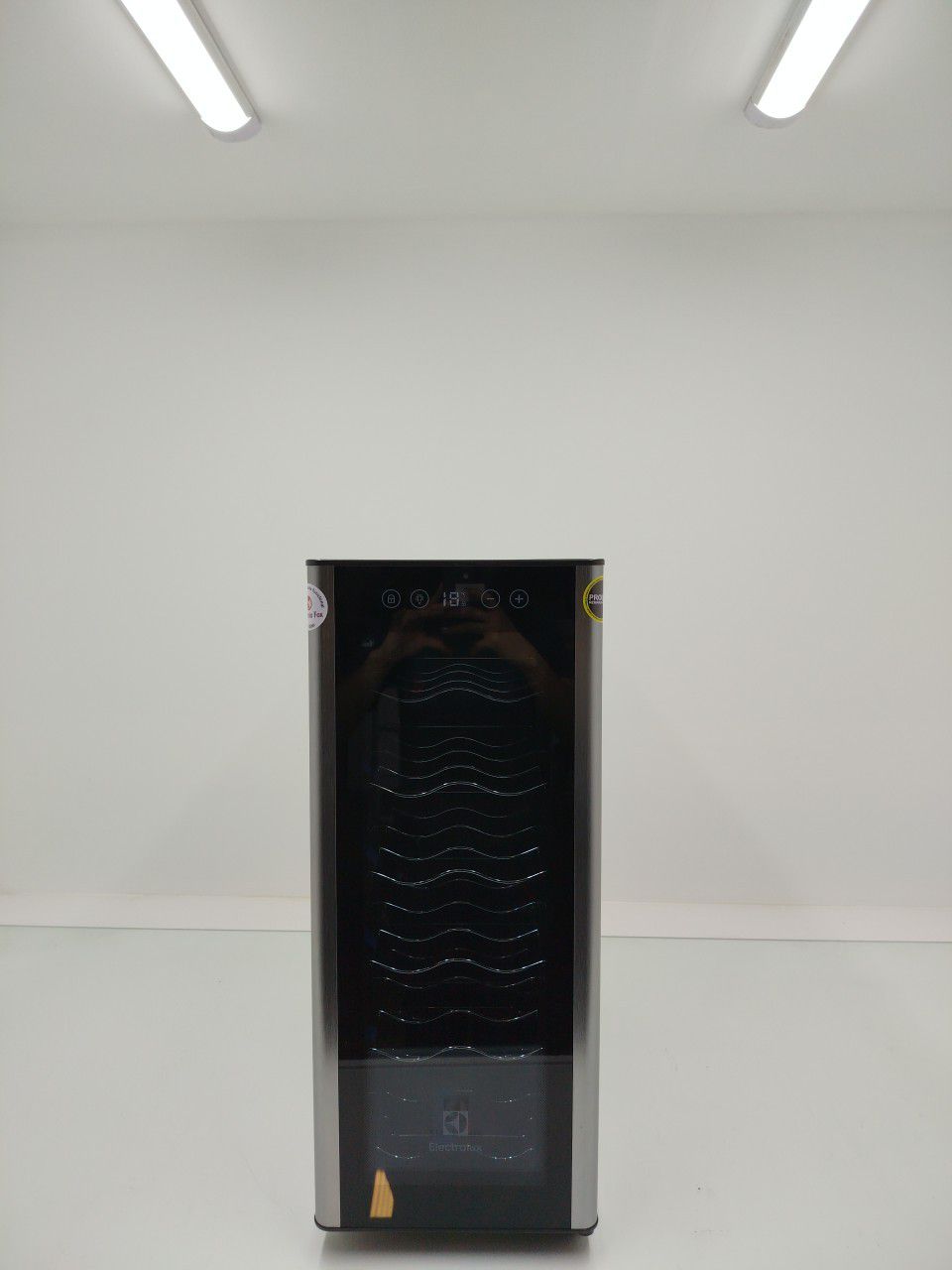 ADEGA ELECTROLUX ACS12 VINHOS UMA PORTA ACS12