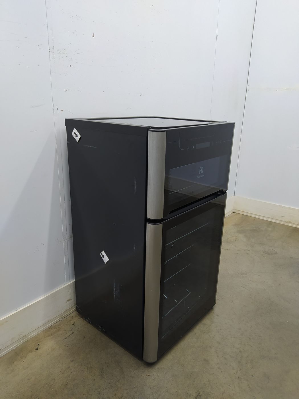 ADEGA ELECTROLUX VINHOS 2 PORTAS ACD29 29 GAR