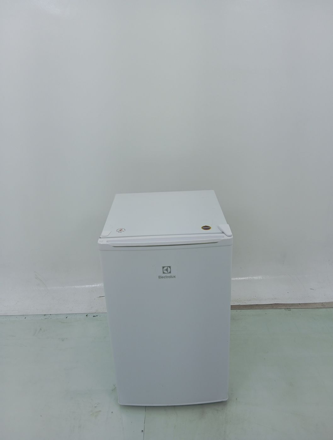 FRIGOBAR ELECTROLUX EM120 - Frigobar Electrol
