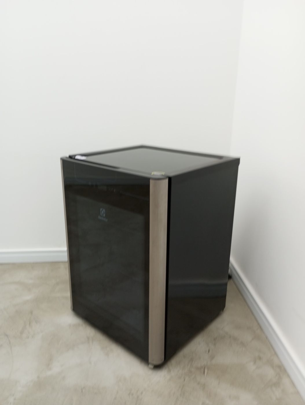 ADEGA ELECTROLUX VINHOS 1 PORTA ACS24 24 GARR